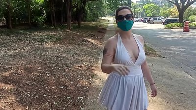 Offentlig nakenhet: en jente fra Russland prøver å ta av seg klærne i gatene i Rio de Janeiro. Hun ble nesten arrestert.